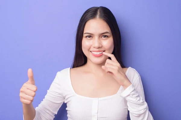 Een Jonge Glimlachende Mooie Vrouw Toont Wijst Haar Gezonde Rechte — Stockfoto