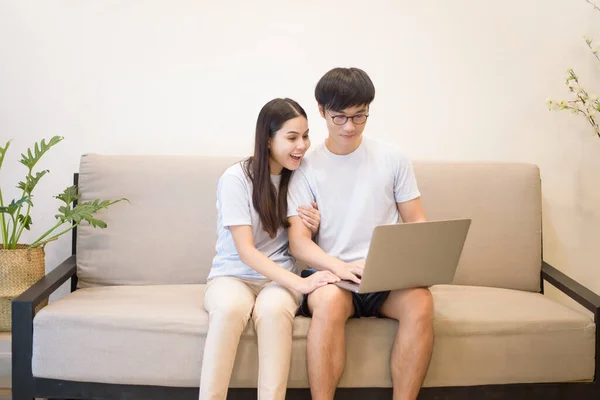 Young Happy Couple Relaxing Using Laptop Sofa Home — Stock Photo, Image
