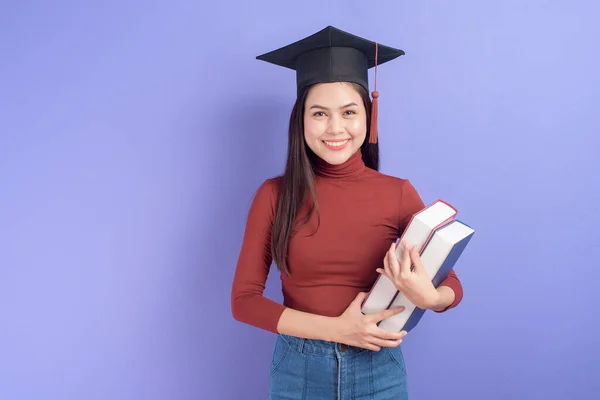 Ritratto Giovane Studentessa Universitaria Con Berretto Laurea Sfondo Viola — Foto Stock