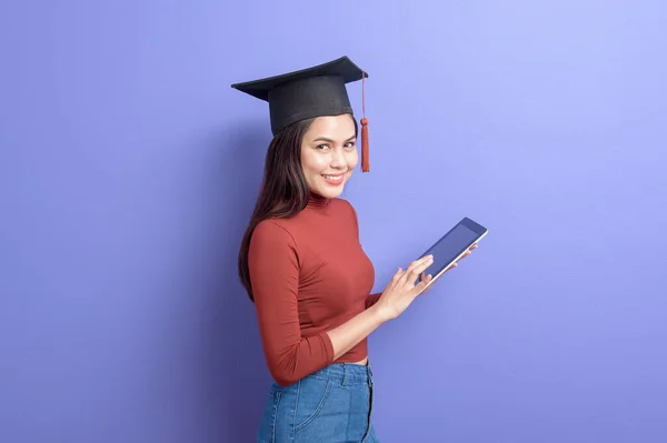 Retrato Jovem Estudante Universitária Com Tampa Graduação Fundo Violeta — Fotografia de Stock