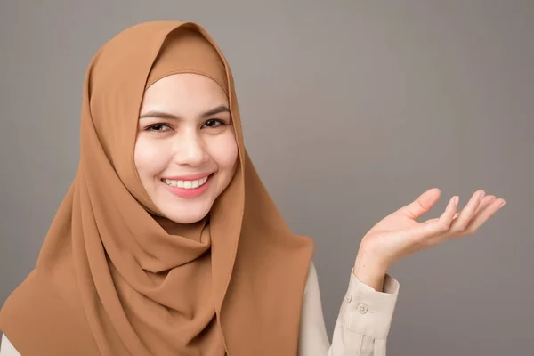 Portrait Beautiful Woman Hijab Showing Something Her Hand Gray Background — Stock Photo, Image