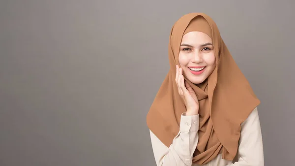 Porträtt Vacker Kvinna Med Hijab Ler Grå Bakgrund — Stockfoto