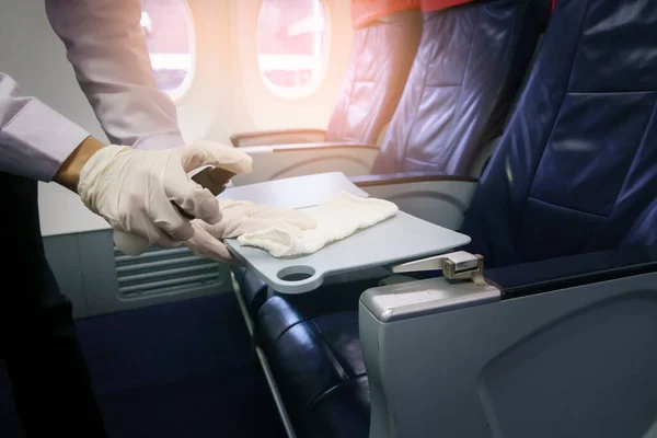 手を閉じて手袋を着用している19の予防パンデミックのための航空機の座席を掃除 新しい通常の旅行や交通の概念 — ストック写真