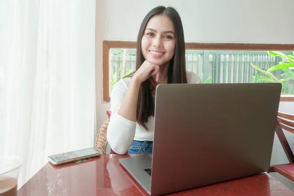 Une Jeune Femme Travaille Avec Son Ordinateur Portable Dans Café — Photo