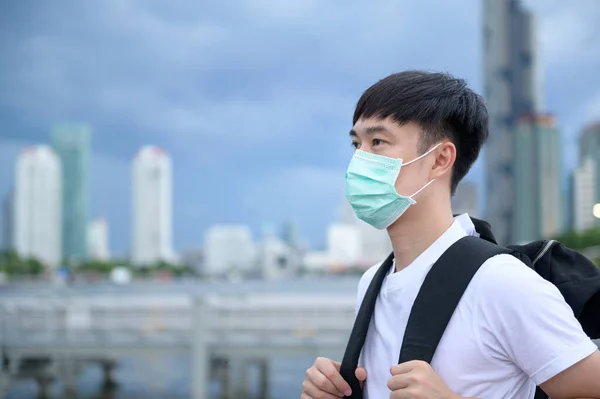 Egy Fiatal Ázsiai Turista Férfi Védőmaszkot Visel Odakint Coronavirus Védelem — Stock Fotó