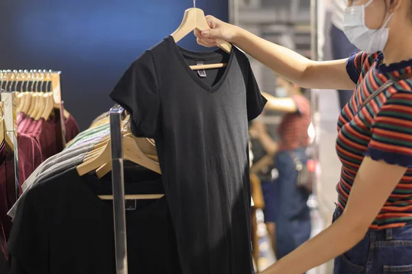 Mulher Com Máscara Facial Está Comprando Roupas Centro Comercial — Fotografia de Stock