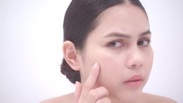 Autentisk Bild Ung Vacker Kvinna Kontrollerar Hennes Hud Och Poppar — Stockvideo