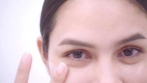 Närbild Ansiktet Asiatiska Unga Vackra Flicka Med Perfekt Hud Återfuktande — Stockvideo