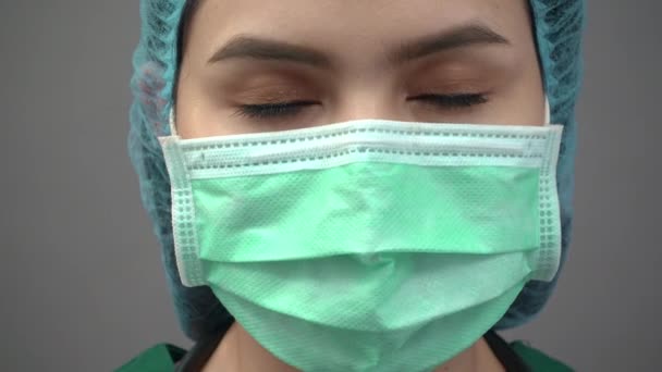 Κοντινό πλάνο των ματιών γυναίκα Γιατρός φοράει πράσινη στολή τρίβει αισθάνεται δυστυχισμένος — Αρχείο Βίντεο