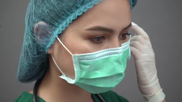 Retrato de jovem médica em uniforme esfoliação verde sentindo-se para baixo e muito cansado com pandemia covid-19 — Vídeo de Stock