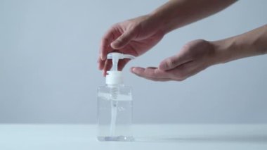 Bir adamın eli, beyaz arka plan üzerinde alkol jeli kullanıyor. Coronavirus koruma konsepti.