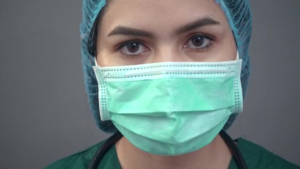 Close up doctor woman face is ready to work with patient — Stock Video