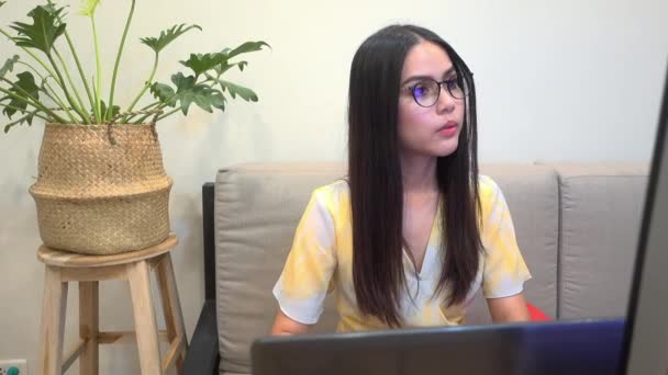 Wanita muda cantik bekerja dengan komputernya, Bekerja dari konsep rumah — Stok Video