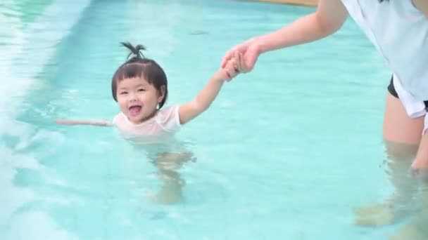 Happy Asian Mother Daughter Enjoy Swimming Pool Lifestyle Parenthood Family — Stock Video