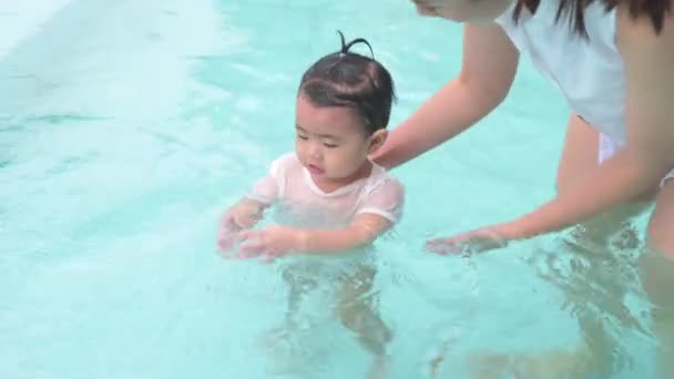 Una Madre Una Hija Asiáticas Felices Disfrutan Nadando Piscina Estilo — Vídeo de stock