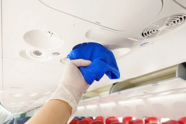 Close Hand Trägt Handschuhe Reinigungsflugzeug Für Covid Prävention Pandemie — Stockfoto