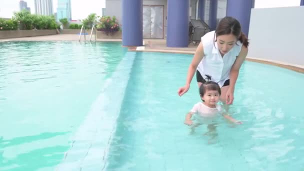 Une Mère Asiatique Heureuse Fille Aiment Nager Dans Piscine Style — Video