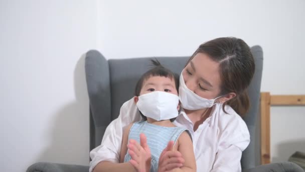 母親と娘は コロナウイルス感染から保護するための保護マスクを着用しています 自宅での安全性 Covid 19保護 自宅でのコンセプトで健康 — ストック動画