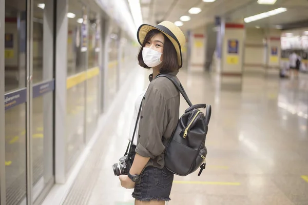 Egy Fiatal Csinos Ázsiai Védőmaszkot Visel Metróállomáson Normál Utazással Kovid — Stock Fotó