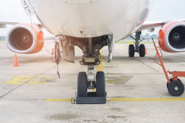 Uçak uluslararası havaalanına kalkışa hazırlanıyor..