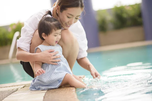 Una Felice Madre Figlia Asiatica Sono Godere Nuoto Piscina Stile — Foto Stock