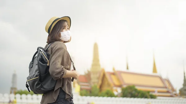 Egy Csinos Fiatal Ázsiai Védőmaszkot Visel Híres Helyeken Utazik Bangkokban — Stock Fotó