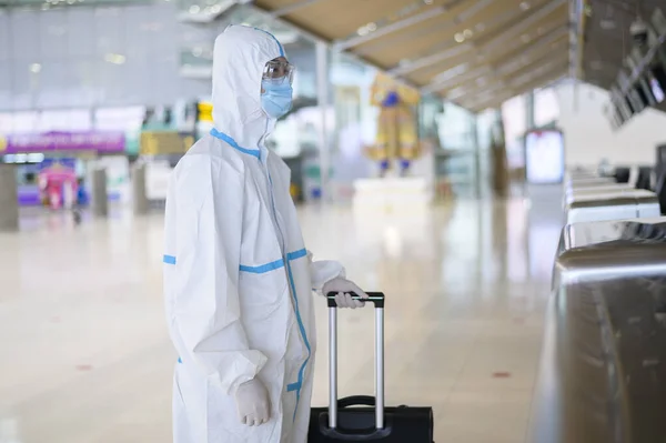 Egy Ázsiai Férfi Visel Ppe Öltönyt Nemzetközi Repülőtéren Biztonsági Utazás — Stock Fotó