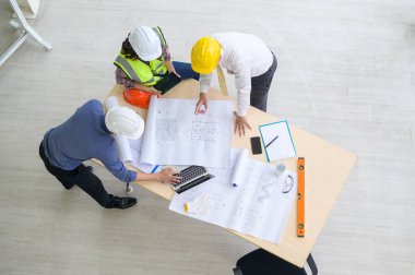 Mühendislerin üst düzey yöneticileri toplanıyor, mühendisler, kurumsal çalışma, takım çalışması konsepti.. 