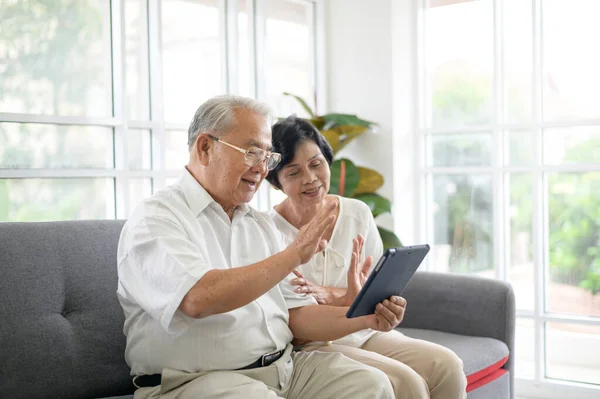 Asiático Feliz Ancianos Ancianos Son Videollamadas Relajarse Casa Sonriendo Saludable — Foto de Stock