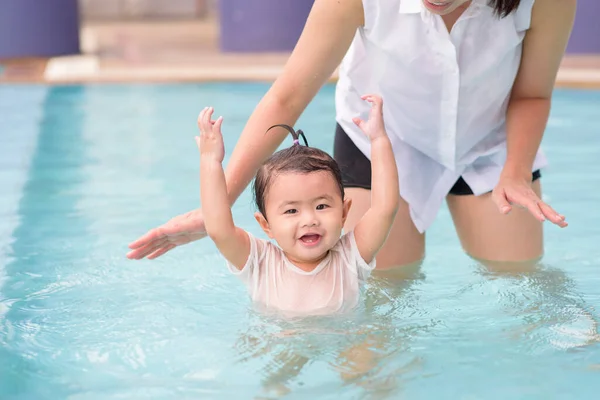 Una Felice Madre Figlia Asiatica Sono Godere Nuoto Piscina Stile — Foto Stock