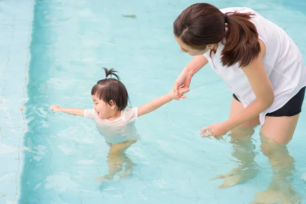 幸せなアジアの母親と娘は プール ライフスタイル 家族の概念で泳ぐことを楽しんでいます — ストック写真