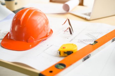 Mühendislik masasında kırmızı kaskı kapat, güvenlik işi, mühendis geçmişi, endüstriyel iş konsepti