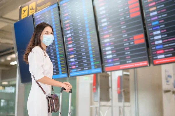 Egy Utazó Védőmaszkot Visel Nemzetközi Repülőtéren Covid Járvány Alatt Utazik — Stock Fotó