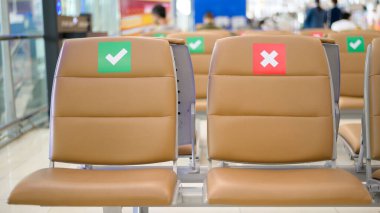 Uluslararası Havalimanı 'ndaki sosyal mesafeli sandalyeler, Coronavirus önleme konsepti.