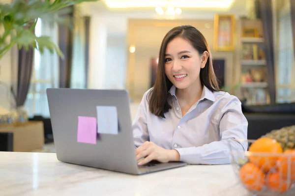 Eine Schöne Asiatische Geschäftsfrau Arbeitet Mit Ihrem Computer Hause Telekommunikation — Stockfoto