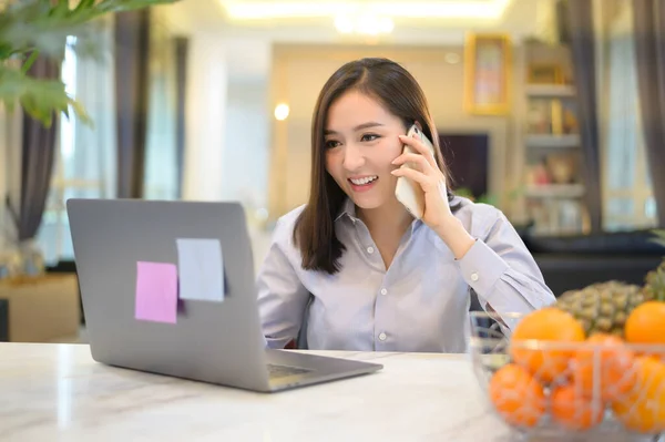 Eine Schöne Asiatische Geschäftsfrau Arbeitet Mit Ihrem Computer Hause Telekommunikation — Stockfoto