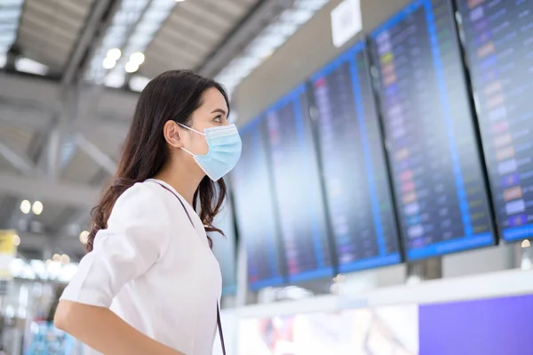 Una Mujer Viajera Lleva Máscara Protectora Aeropuerto Internacional Viaja Bajo —  Fotos de Stock