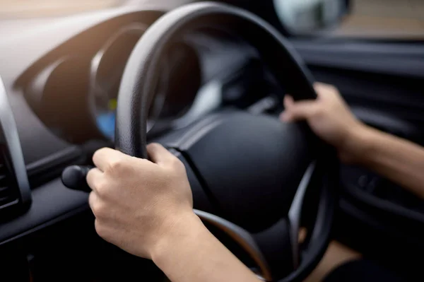 Fondo Mano Humana Está Sosteniendo Dirección Del Coche — Foto de Stock