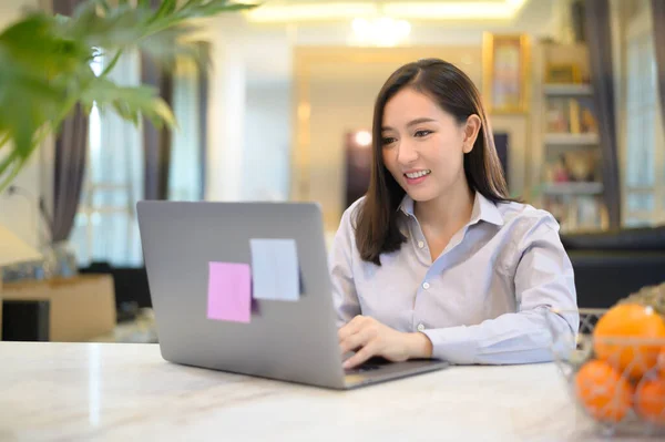 Eine Schöne Asiatische Geschäftsfrau Arbeitet Mit Ihrem Computer Hause Telekommunikation — Stockfoto