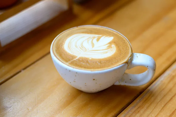 Uma Xícara Arte Quente Latte Mesa Madeira — Fotografia de Stock