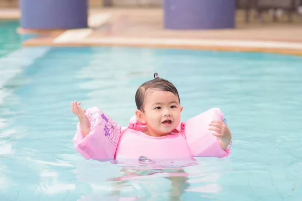 Una Felice Madre Figlia Asiatica Sono Godere Nuoto Piscina Stile — Foto Stock