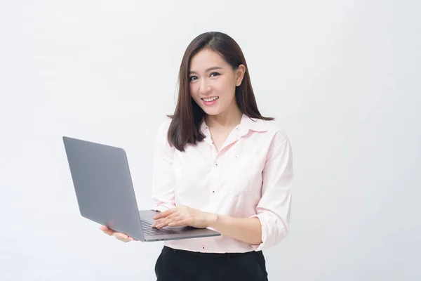Eine Asiatische Frau Hält Einen Laptop Auf Weißem Studiohintergrund — Stockfoto