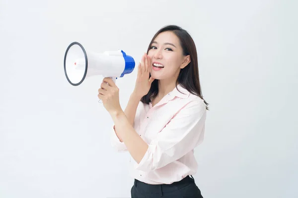 Eine Junge Schöne Asiatin Verkündet Megafon Auf Weißem Hintergrund — Stockfoto