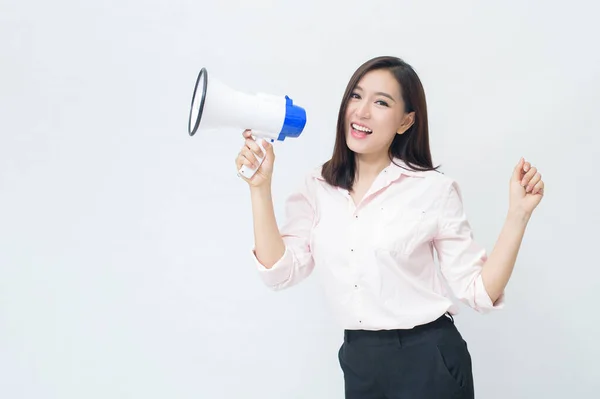 Uma Jovem Bela Mulher Asiática Está Anunciando Por Megafone Fundo — Fotografia de Stock