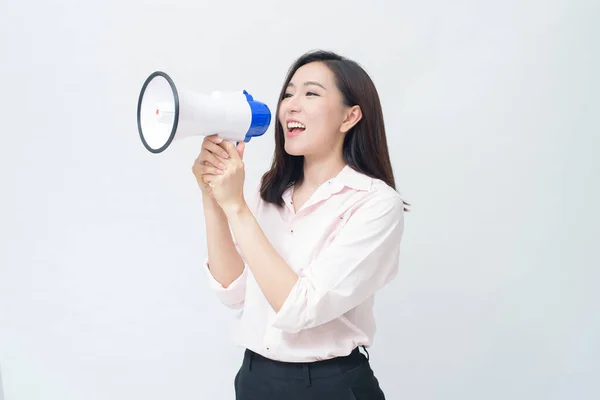 Ung Vacker Asiatisk Kvinna Tillkännage Megafon Vit Bakgrund — Stockfoto