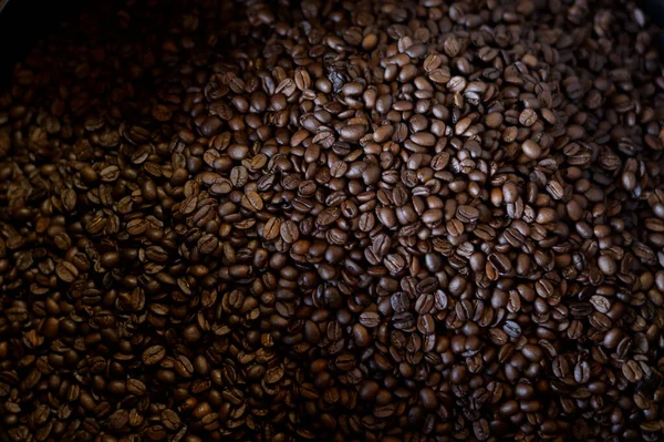 咖啡豆在咖啡店的烤面包机里烤着 — 图库照片