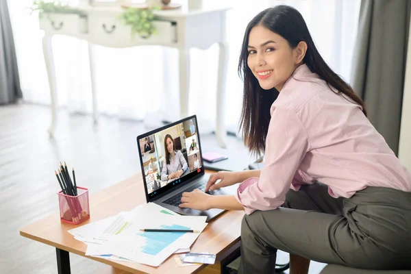 Young Woman Werkt Met Haar Computerscherm Tijdens Zakelijke Bijeenkomst Door — Stockfoto