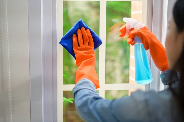 Uma Mulher Com Luvas Limpeza Usando Desinfetante Spray Álcool Para — Fotografia de Stock