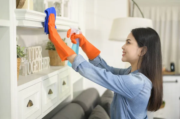 Una Donna Con Guanti Pulizia Che Utilizza Disinfettante Spray Alcolico — Foto Stock