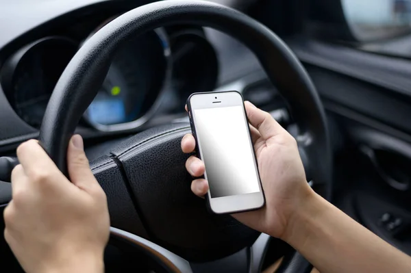 Zamknij Ludzką Dłoń Trzymając Makietę Smartfona Podczas Jazdy — Zdjęcie stockowe